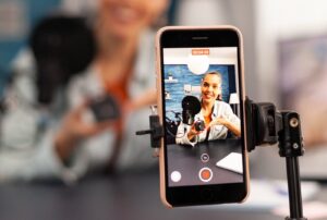 Leia mais sobre o artigo Por que a sua empresa precisa de um serviço de depoimentos em vídeo