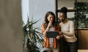 Leia mais sobre o artigo Como usar depoimentos em landing pages para aumentar conversões